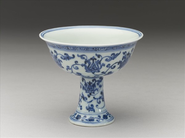 青花番蓮紋高足杯