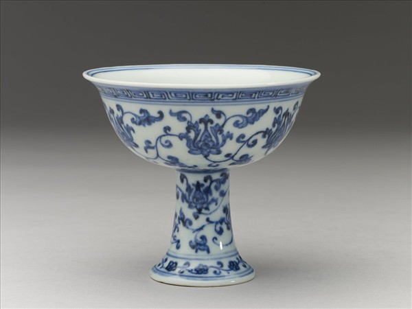 青花番蓮紋高足杯