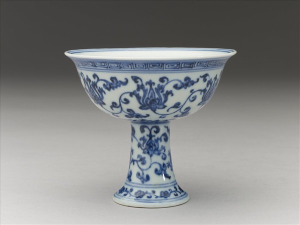 青花番蓮紋高足杯