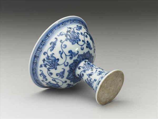 青花番蓮紋高足杯