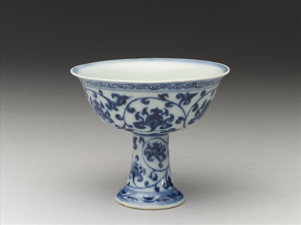 青花番蓮紋高足杯