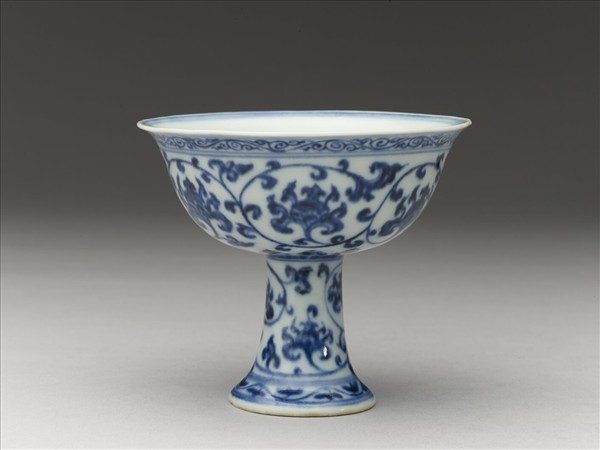 青花番蓮紋高足杯