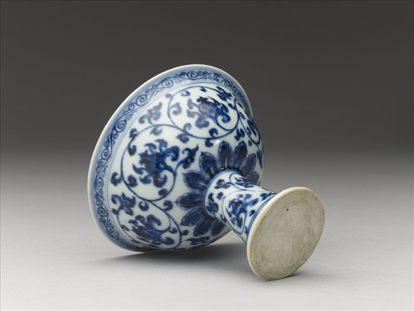 青花番蓮紋高足杯