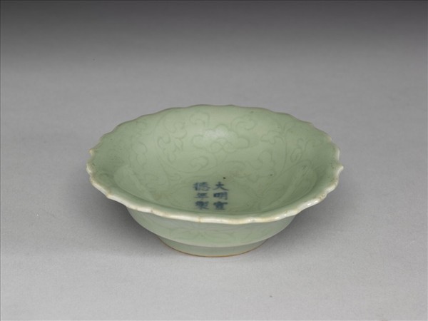 青瓷蓮花式碟