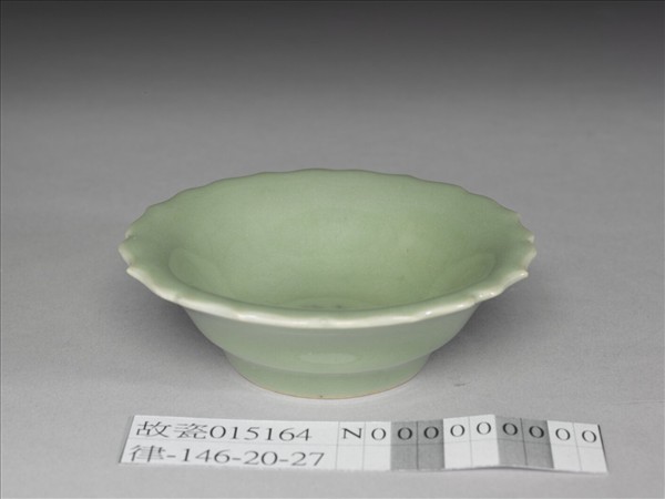 青瓷劃花靈芝蓮花式碟