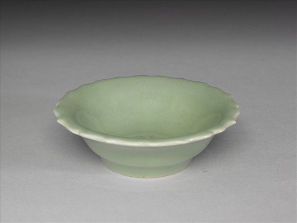 青瓷劃花靈芝蓮花式碟