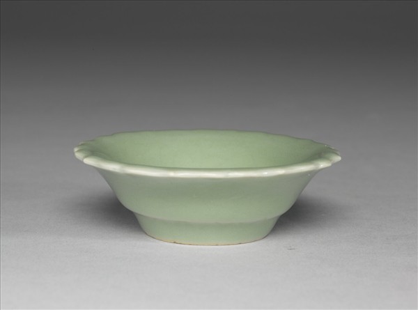 青瓷劃花靈芝蓮花式碟