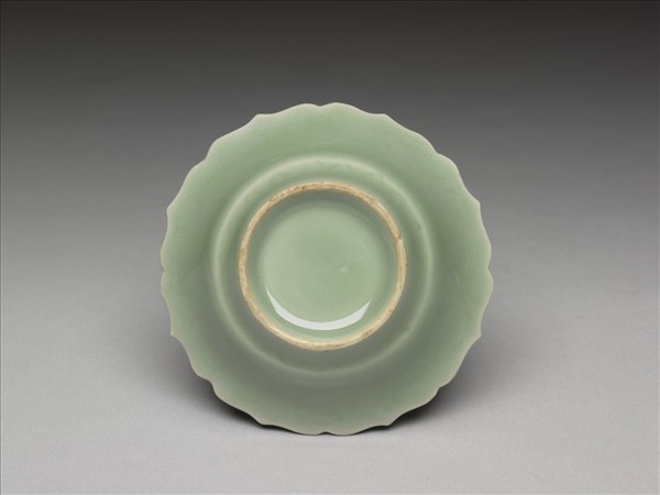 青瓷劃花靈芝蓮花式碟