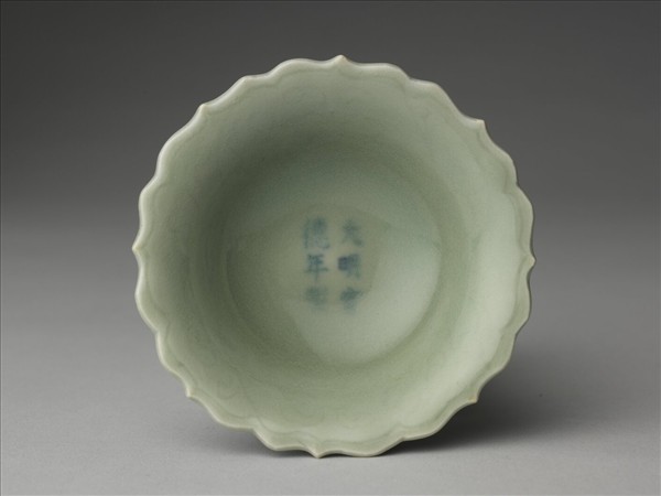青瓷蓮花式碟