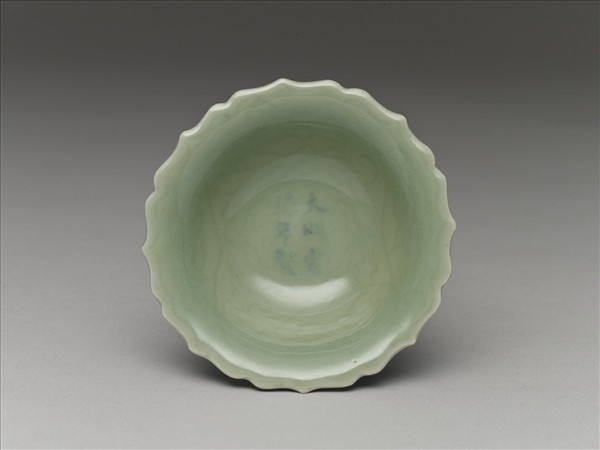 青瓷蓮花式碟