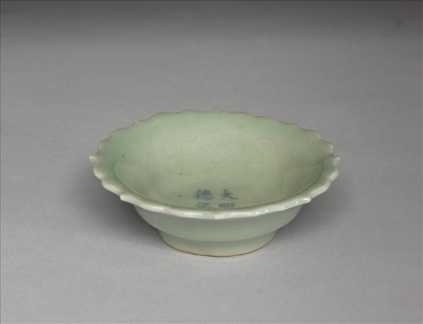 青瓷劃花靈芝蓮花式碟