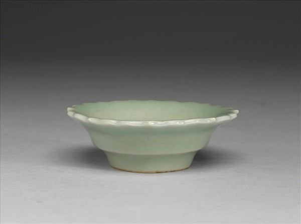 青瓷劃花靈芝蓮花式碟