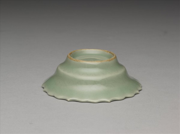 青瓷劃花靈芝蓮花式碟