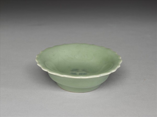 青瓷劃花靈芝蓮花式碟