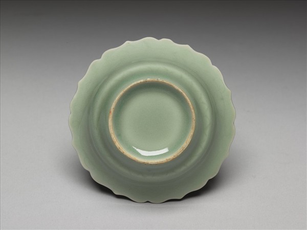 青瓷劃花靈芝蓮花式碟