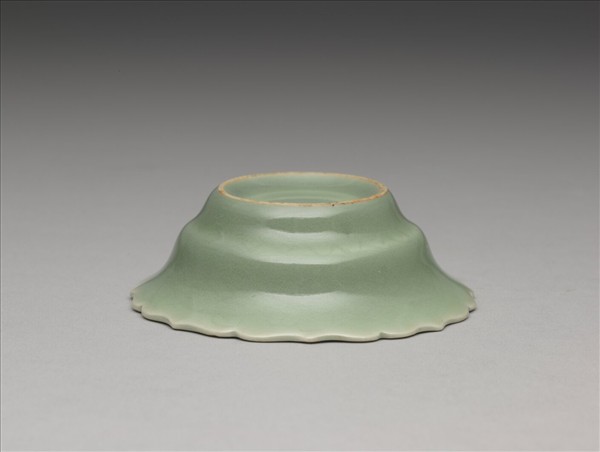 青瓷劃花靈芝蓮花式碟