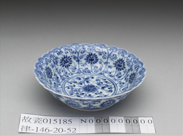 青花番蓮紋菊瓣口碟