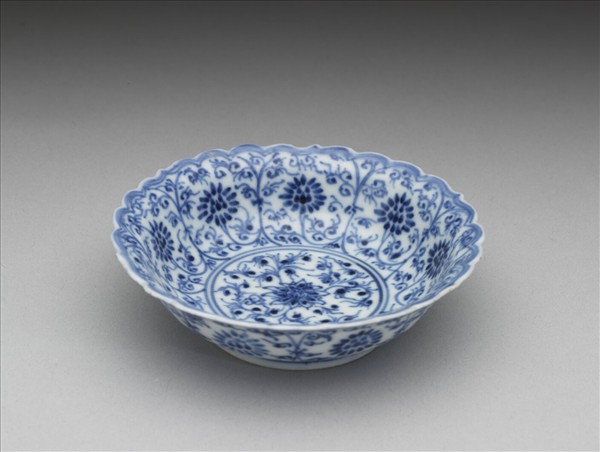 青花番蓮紋菊瓣口碟
