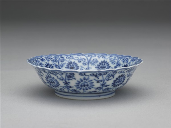 青花番蓮紋菊瓣口碟
