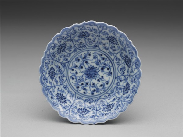 青花番蓮紋菊瓣口碟