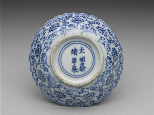 青花番蓮紋菊瓣口碟