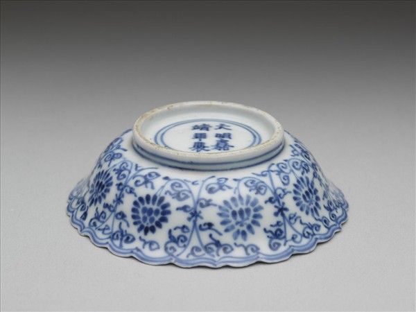 青花番蓮紋菊瓣口碟
