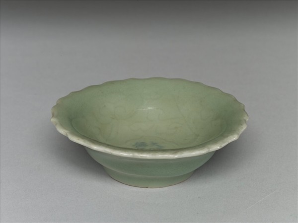 青瓷蓮花式碟