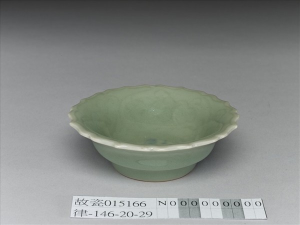 青瓷劃花靈芝蓮花式碟