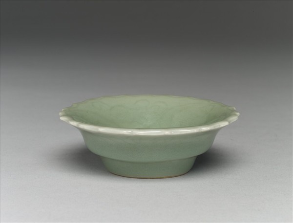 青瓷劃花靈芝蓮花式碟