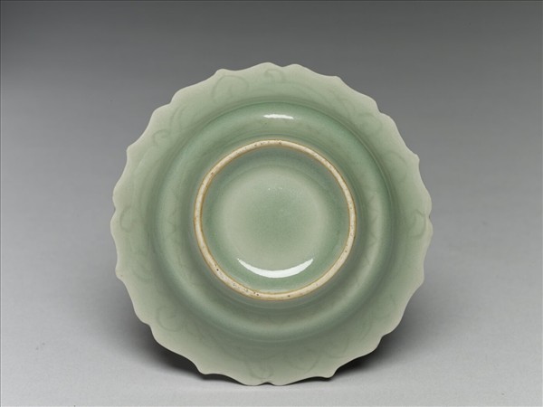 青瓷劃花靈芝蓮花式碟