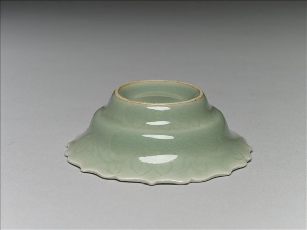 青瓷劃花靈芝蓮花式碟