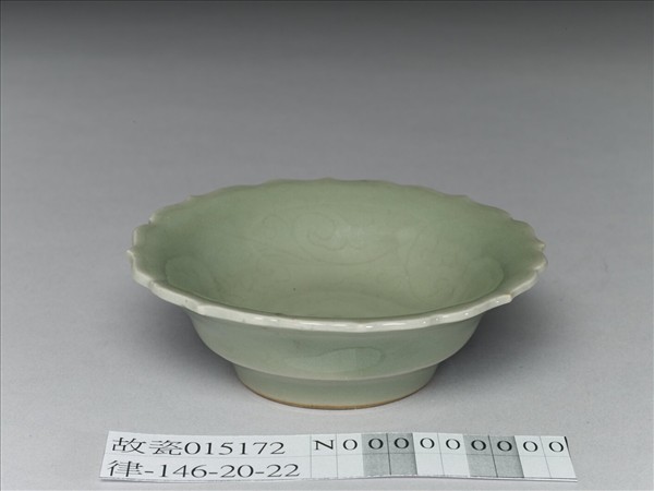 青瓷劃花靈芝蓮花式碟