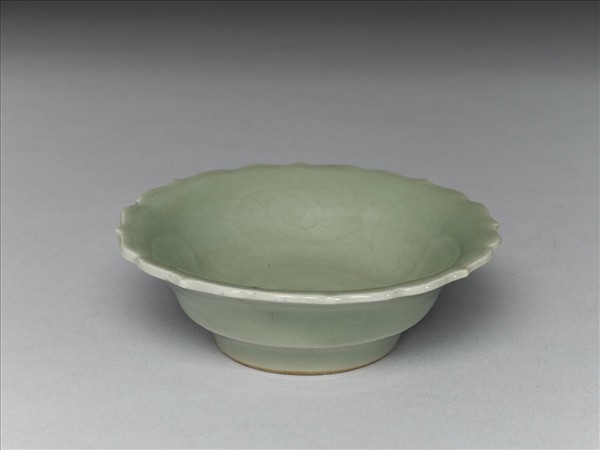 青瓷劃花靈芝蓮花式碟