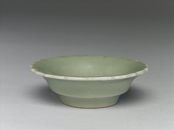 青瓷劃花靈芝蓮花式碟