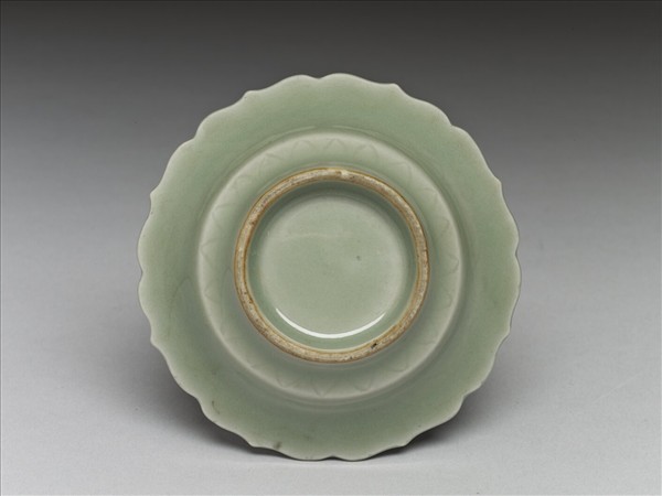 青瓷劃花靈芝蓮花式碟