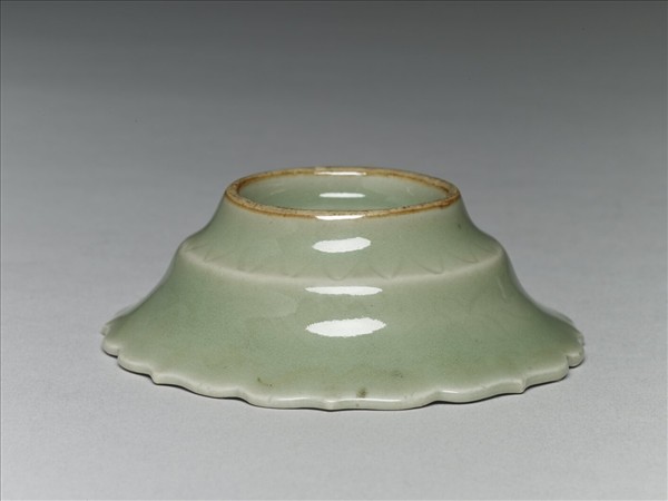 青瓷劃花靈芝蓮花式碟