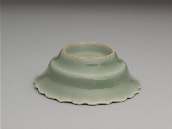 青瓷劃花靈芝蓮花式碟