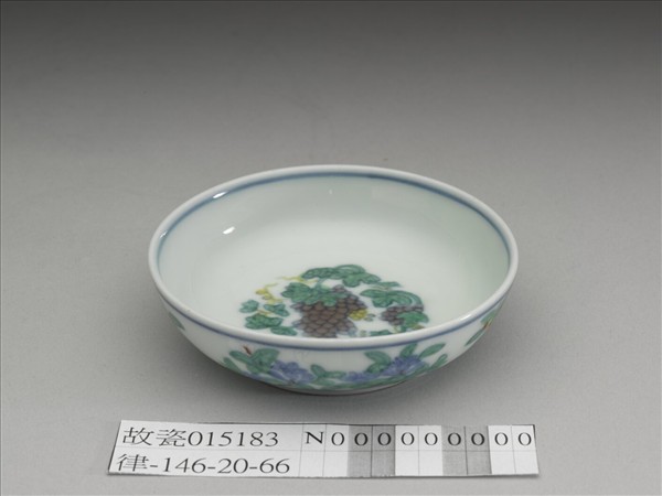 鬥彩葡萄花卉紋碟