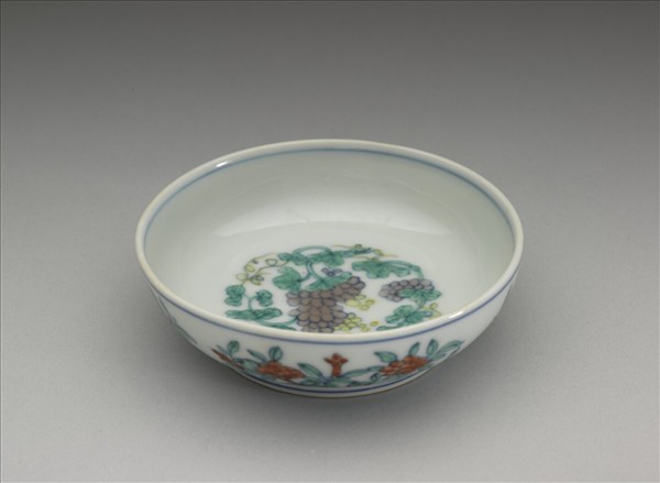 鬥彩葡萄花卉紋碟