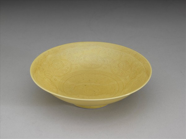 黃釉劃花牡丹紋盤