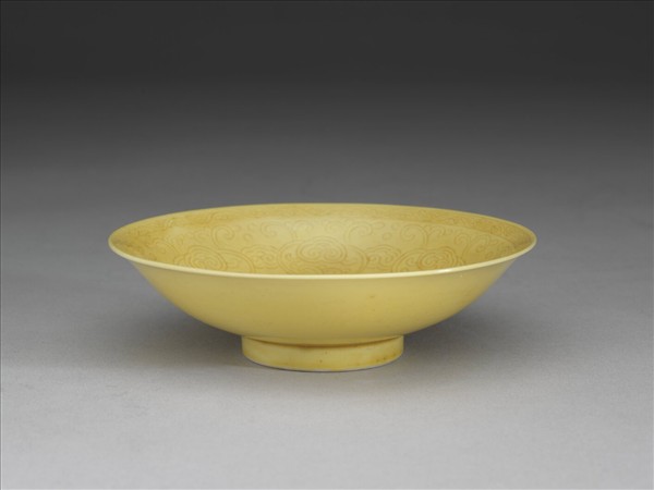 黃釉劃花牡丹紋盤