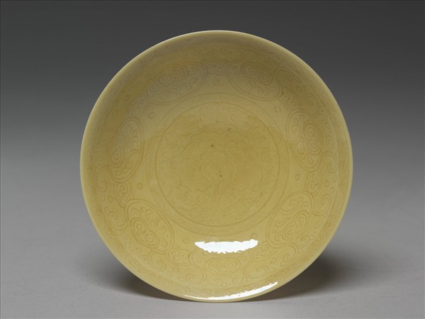 黃釉劃花牡丹紋盤