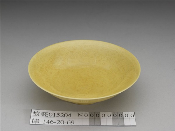 黃釉劃花牡丹紋盤