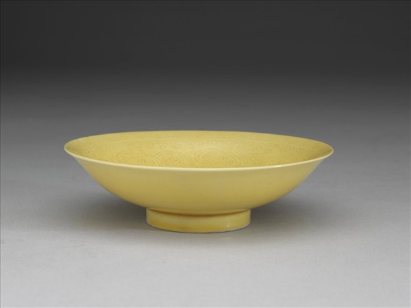 黃釉劃花牡丹紋盤