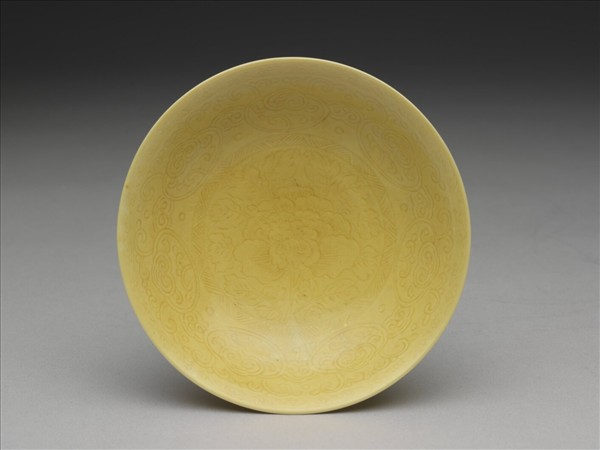 黃釉劃花牡丹紋盤