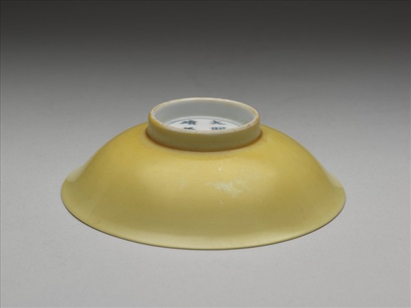 黃釉劃花牡丹紋盤