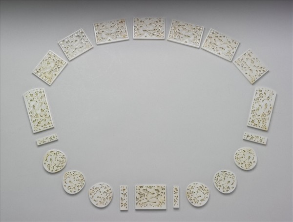 玉魚龍花草紋帶飾