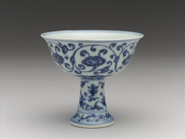 青花靈芝番蓮紋高足杯