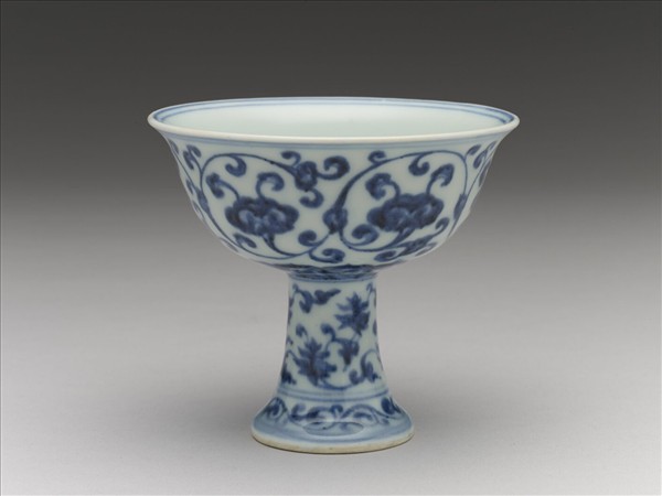 青花靈芝番蓮紋高足杯