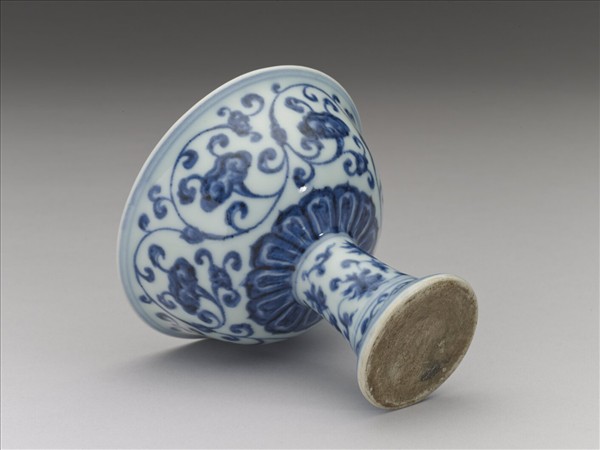 青花靈芝番蓮紋高足杯